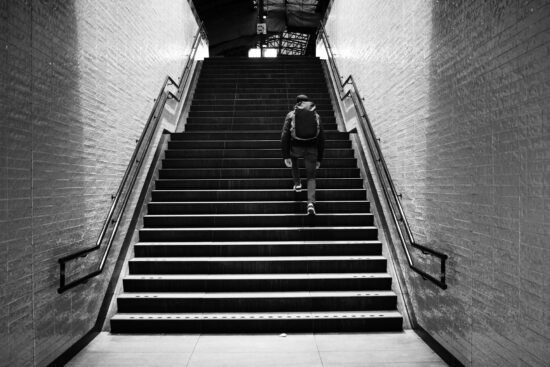 Geen blik achterom. Geen aarzeling. Al bijna verdwenen.